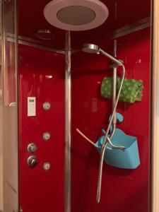 doccia in camera con parete rossa di appartement vivier 4 personnes tout confort a Boulogne-sur-Mer