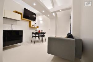 TV a/nebo společenská místnost v ubytování Corte Cairoli B&B and Suites