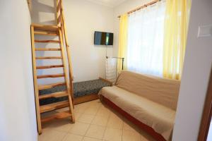 sypialnia z łóżkiem piętrowym i drabiną w obiekcie Słoneczne Apartamenty w mieście Mielno