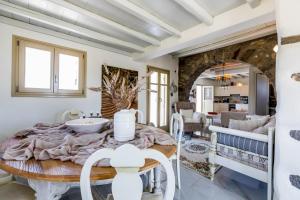 Posedenie v ubytovaní Kallirroe Master Villa with Sea View and Pool + 18 fotografií