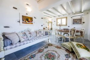 Posedenie v ubytovaní Kallirroe Master Villa with Sea View and Pool