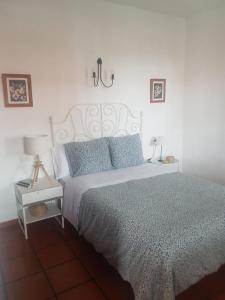IsoraにあるCasas La Torreのベッドルーム1室(ベッド1台、テーブルの上にランプ付)