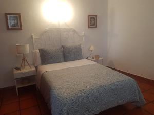 IsoraにあるCasas La Torreのベッドルーム1室(青と白の掛け布団付きのベッド1台付)