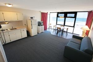 Kuchyň nebo kuchyňský kout v ubytování Aloha Oceanfront Motel