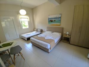 Habitación de hotel con 2 camas y mesa en Minimalistic Apartment Near the Sea en Gouves
