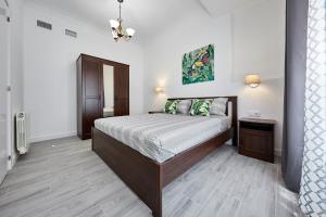 a bedroom with a bed in a room at New Apartment Explanada in Alicante