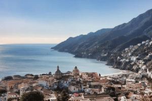 - une vue sur une ville perchée sur une colline à côté de l'océan dans l'établissement La Casa di Ninetta Amalfi Coast, à Vietri