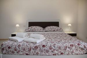 - un lit avec 2 oreillers et des serviettes dans l'établissement La Casa di Ninetta Amalfi Coast, à Vietri