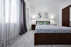 - une chambre avec un lit et une grande fenêtre dans l'établissement New Apartment Explanada, à Alicante