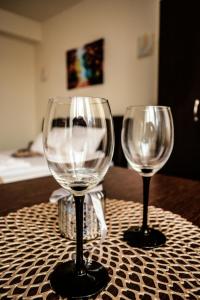 dois copos de vinho vazios sentados numa mesa em Martin'Suite em Alba Iulia
