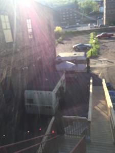 una vista de un aparcamiento con el sol brillando en Hostel du Nord, en Duluth