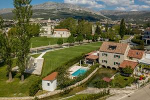 vista aerea di una casa con piscina di Villa Draga Paradise pool villa in Split a Solin (Salona)