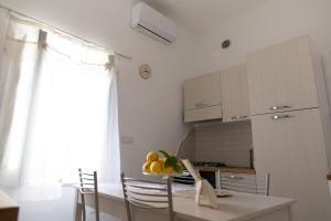 - une cuisine avec une table et un bol de fruits dans l'établissement La Casa di Ninetta Amalfi Coast, à Vietri
