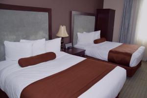 Postel nebo postele na pokoji v ubytování Coast Lethbridge Hotel & Conference Centre