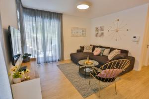 Et opholdsområde på Luxury Urban Villa Apartments With Jacuzzi