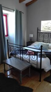 Ένα ή περισσότερα κρεβάτια σε δωμάτιο στο Azoka by the Sea- Centro Histórico de Peniche