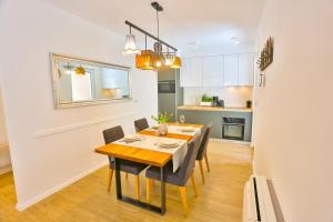een keuken en eetkamer met een tafel en stoelen bij Luxury Urban Villa Apartments With Jacuzzi in Split