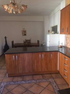 - une cuisine avec des placards en bois et un réfrigérateur blanc dans l'établissement Villa Ugijar, à Ugíjar