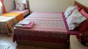 En eller flere senge i et værelse på Mavi Pansiyon