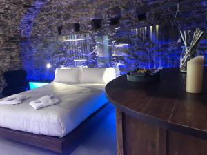 una camera da letto con un letto con un tavolo e luci blu di Blu Lune a Riomaggiore