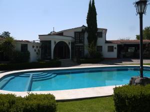 a large swimming pool in front of a house at Hotel No Que No in Tepexi del Río