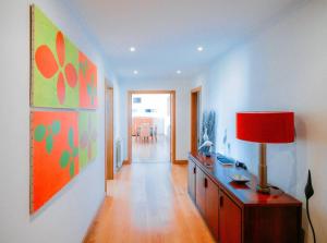 TV a/nebo společenská místnost v ubytování Fantastic Seaside Family Apartment with Pool