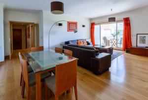 Gallery image of Fantastic Seaside Family Apartment with Pool in Parede