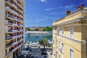 uitzicht op een rivier tussen twee gebouwen bij APARTMENT PROVIDENCA in Zadar