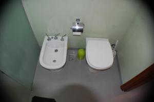 Un baño pequeño con inodoro y lavabo. en bella alegria, en Mar de las Pampas 38 fotos más