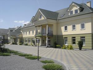 a row of houses on a driveway at Hotel Mirage in Sudovaya Vishnya