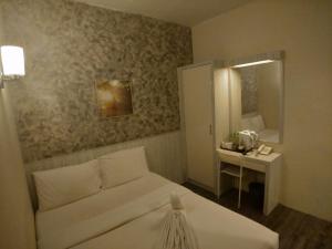 Postel nebo postele na pokoji v ubytování Hotel Westree KL Sentral