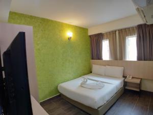 Postel nebo postele na pokoji v ubytování Hotel Westree KL Sentral