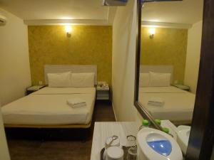 Postel nebo postele na pokoji v ubytování Hotel Westree KL Sentral