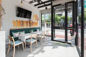 En restaurant eller et spisested på Siam Stadium Hostel