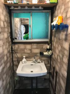 bagno con lavandino bianco e specchio di Naeba Ski Resort - Cottage away from usual life a Yuzawa