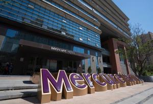 盘锦盘锦美居酒店的建筑物前的msg标志