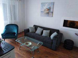 sala de estar con sofá y mesa de cristal en Apartment Park, en Kaštela