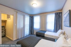 Ένα ή περισσότερα κρεβάτια σε δωμάτιο στο Clocktower Apartment Hotel