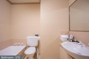 Ένα μπάνιο στο Clocktower Apartment Hotel