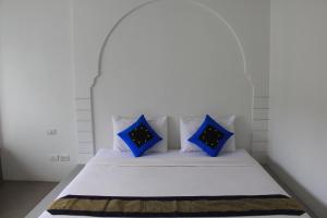 Postel nebo postele na pokoji v ubytování Dinar Lodge