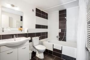 A bathroom at Hotel Mika Downtown