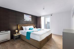 A bed or beds in a room at Hotel Mika Downtown
