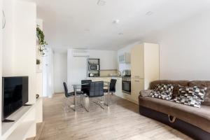 A kitchen or kitchenette at Hotel Mika Downtown
