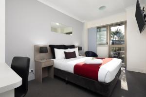 Un pat sau paturi într-o cameră la George Williams Hotel