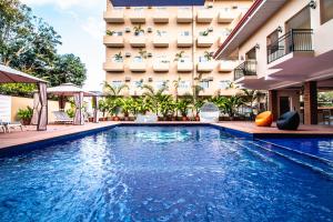 una piscina frente a un hotel en Sierra Hotel, en Dumaguete