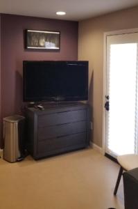 uma sala de estar com uma grande televisão de ecrã plano na parede em Best Little Guesthouse in Melrose! New Listing! em Phoenix