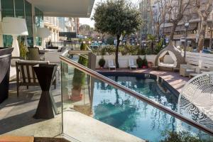 uma piscina no meio de um edifício em Best Western Maison B Hotel em Rimini