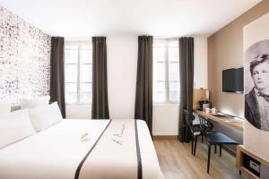 Un pat sau paturi într-o cameră la Hôtel Littéraire Arthur Rimbaud, BW Signature Collection