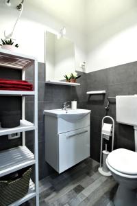 uma casa de banho com um lavatório e um WC em La Cornice em Nápoles