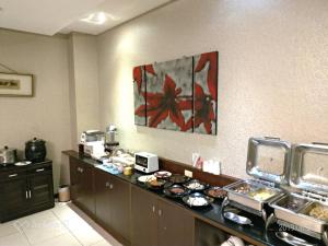 una línea de buffet en una habitación de hotel con comida en MUDU BREEZE MOTEL, en Shulin